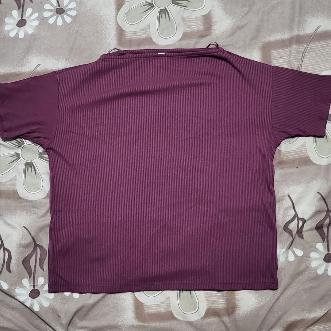 UNIQLO top in Maroon (Category: Shirts) located in Malabon City. Submitted by maracon (Listing ID 1178411463, Image 1). Description: 💜 Can do Shopee Checkout.