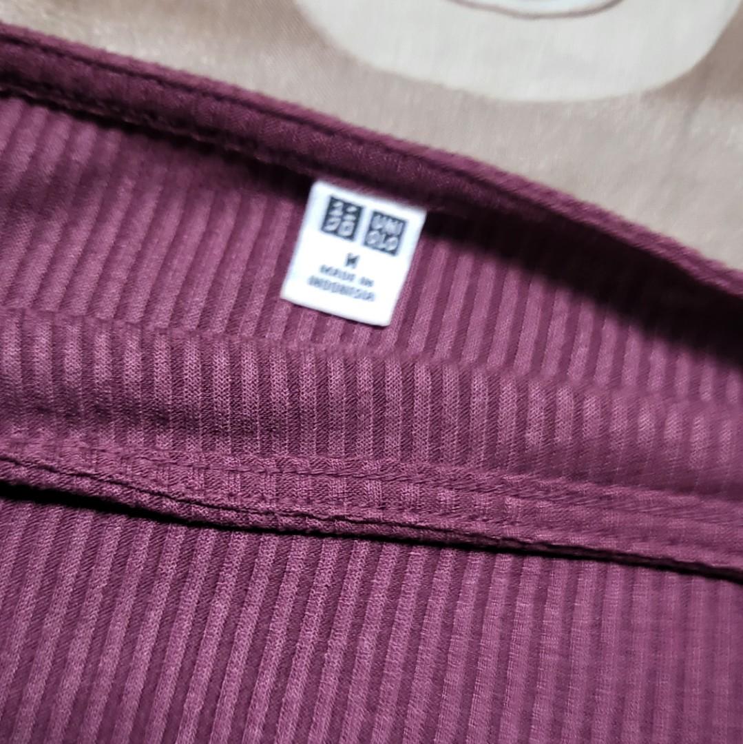 UNIQLO top in Maroon (Category: Shirts) located in Malabon City. Submitted by maracon (Listing ID 1178411463, Image 3). Description: 💜 Can do Shopee Checkout.