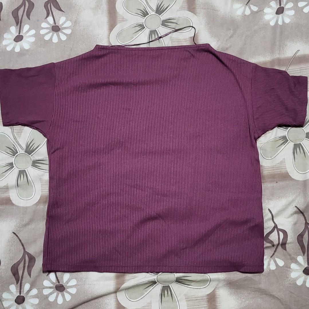 UNIQLO top in Maroon (Category: Shirts) located in Malabon City. Submitted by maracon (Listing ID 1178411463, Image 2). Description: 💜 Can do Shopee Checkout.