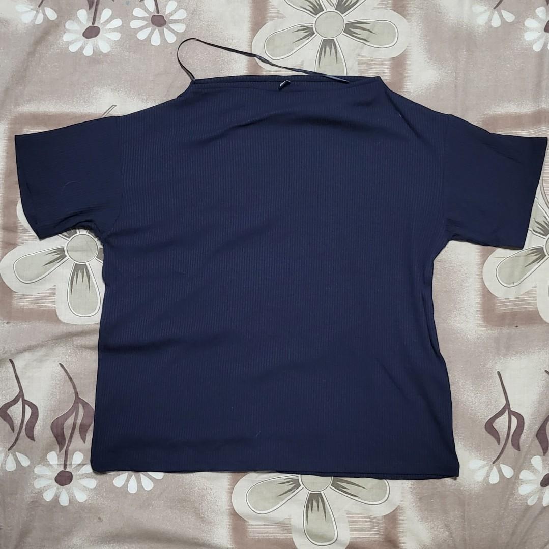 UNIQLO top in Navy Blue (Category: Shirts) located in Malabon City. Submitted by maracon (Listing ID 1178411728, Image 1). Description: 💜 Can do Shopee Checkout.