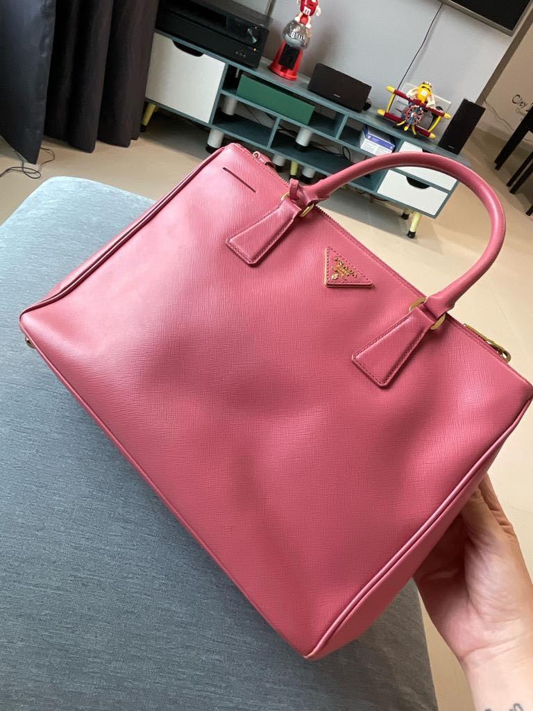 Prada - Authenticated Saffiano Handbag - Leather Pink Plain for Women, Very Good Condition