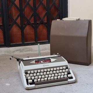 1960's Royal Typewriter model 202