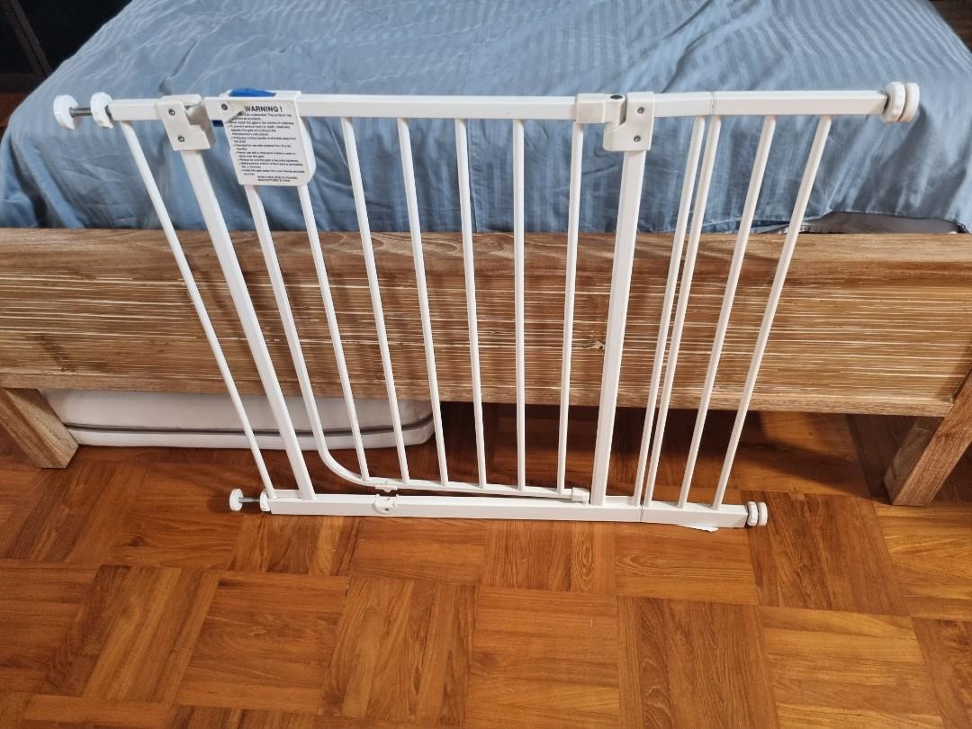 Baby gate / pet gate, Babies & Kids, Baby Nursery & Kids Furniture