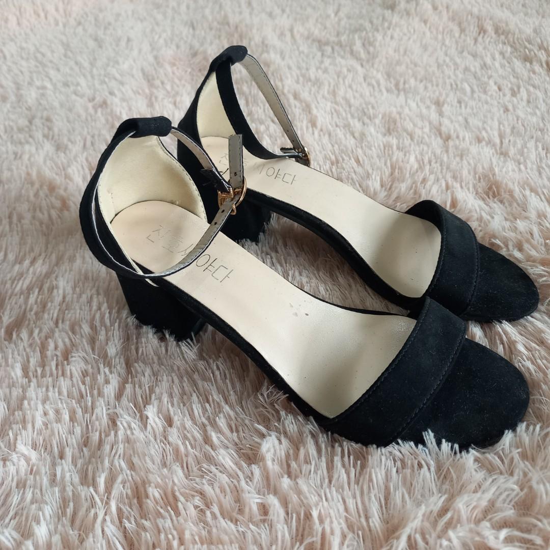Black block deals heels 2 inch