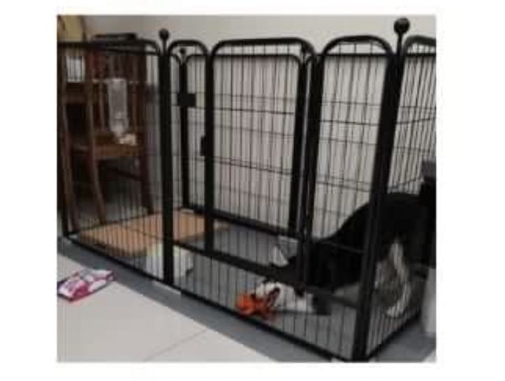 Dog crate adjustable w/free water dispenser and new grass mat, Pet
