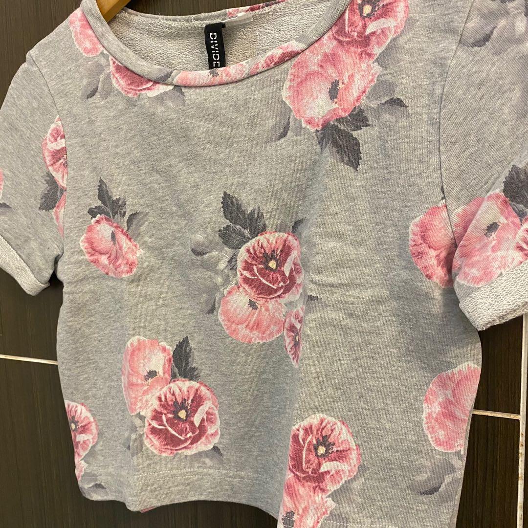 H&M Floral Crop Top (Category: Shirts) located in Marikina City. Submitted by loweemo (Listing ID 1178561150, Image 3). Description: .