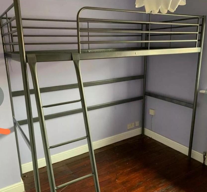 Svarta double store loft bed