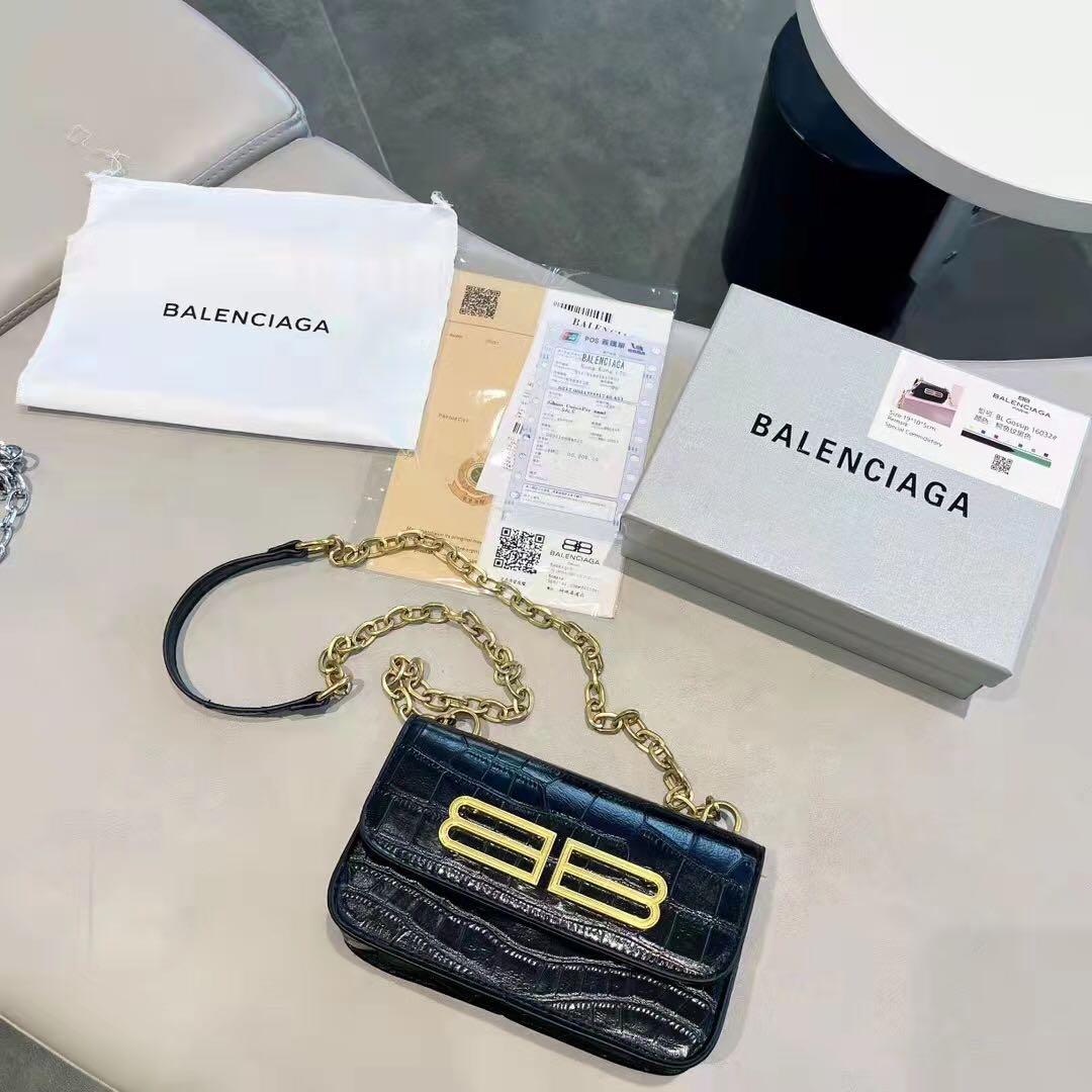 Balenciaga Everyday Strap Crossbody Unisex, Women's Fashion, Bags &  Wallets, Cross-body Bags on Carousell