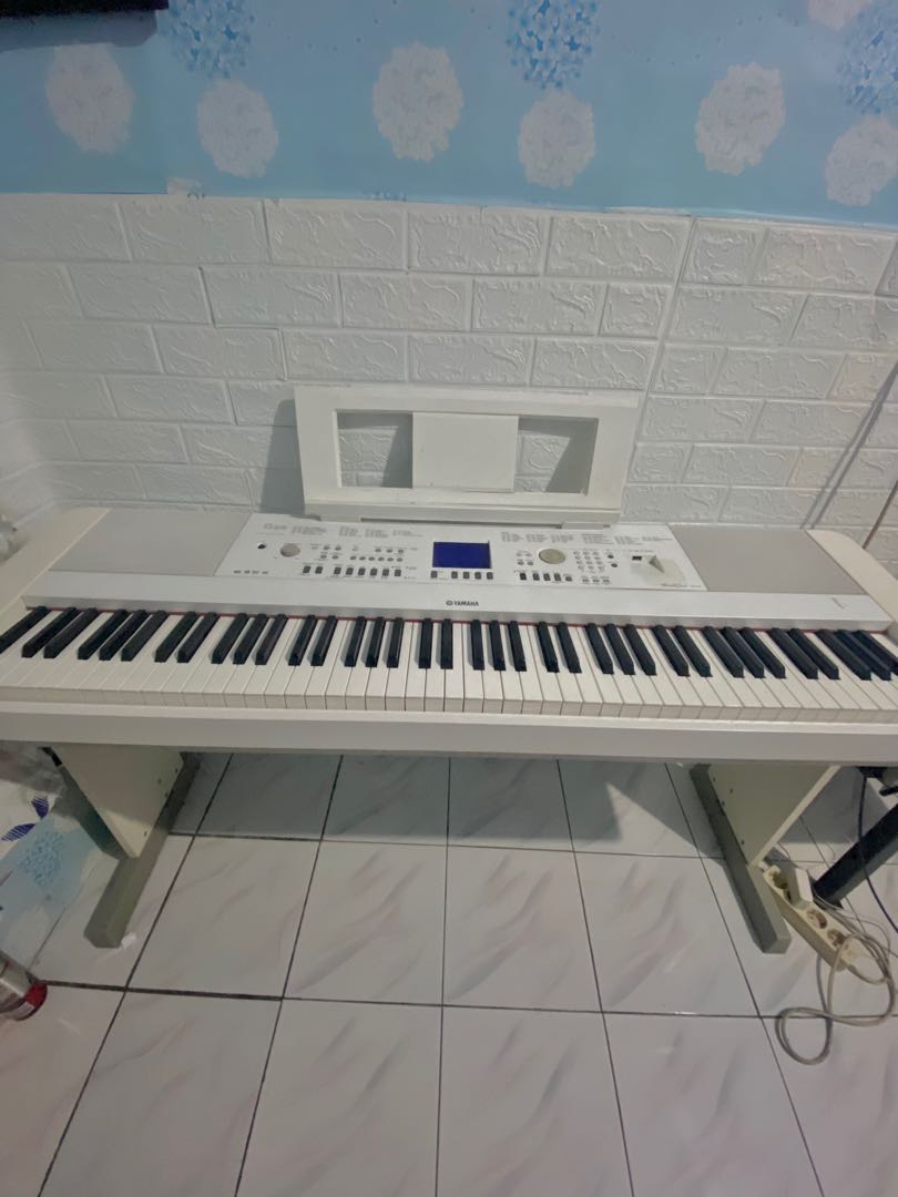 Keyboard Putih Digital Piano Yamaha DGX Mulus, Musik & Media, Alat di
