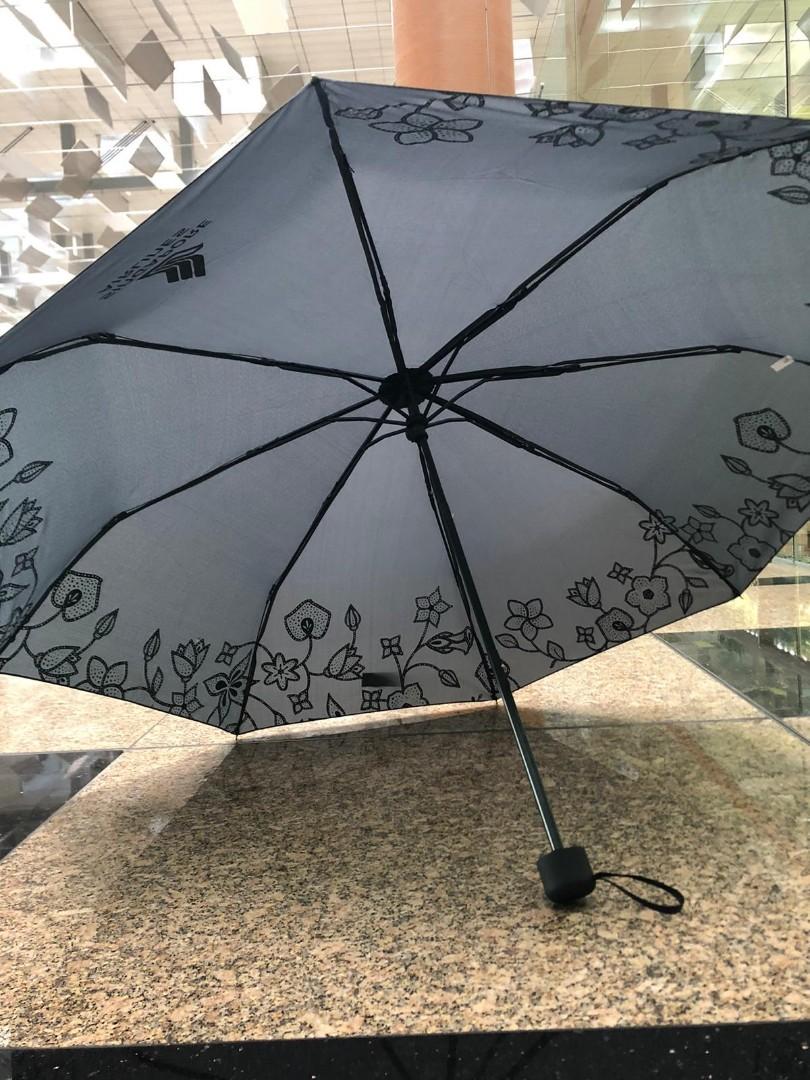 Singapore Airlines Umbrella, Hobbies & Toys, Travel, Umbrellas on Carousell