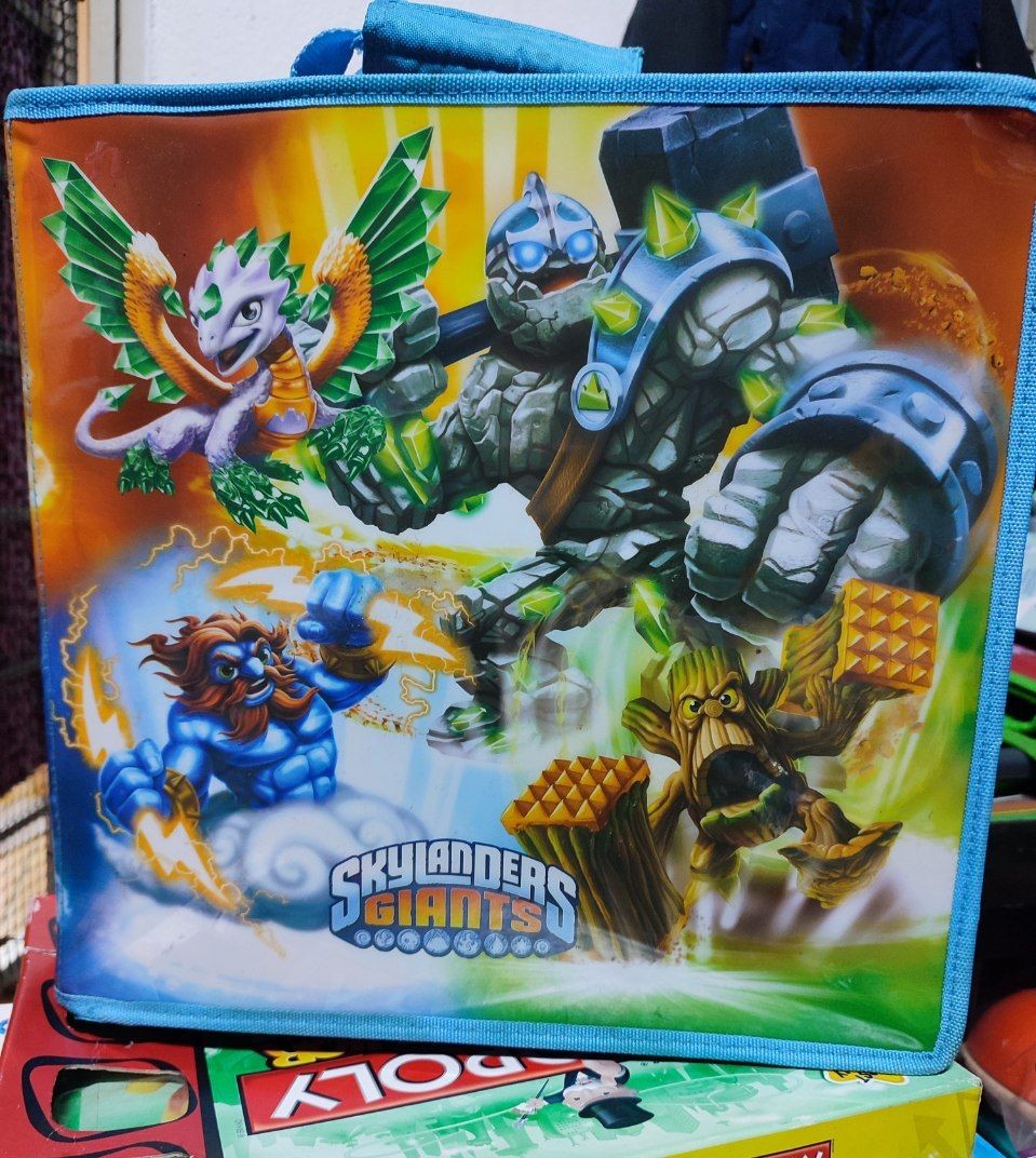 Skylanders carry and display case outlet