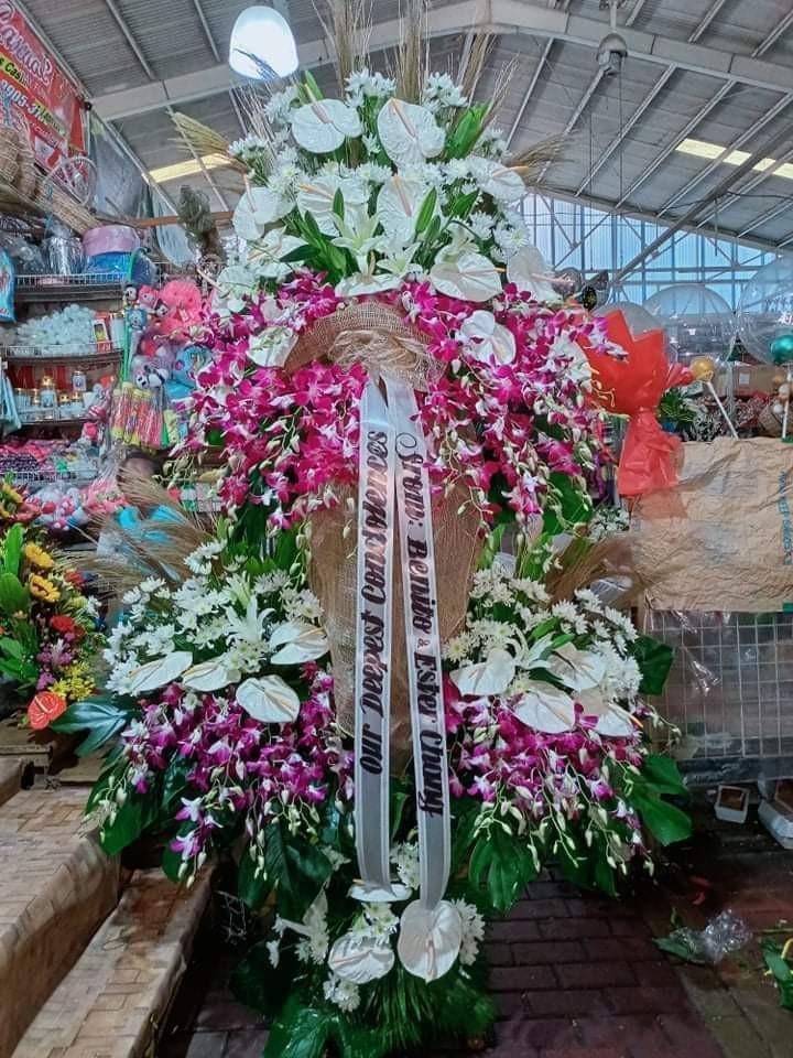 SYMPATHY WREATH FLOWERS, Hobbies & Toys, Stationary & Craft, Flowers