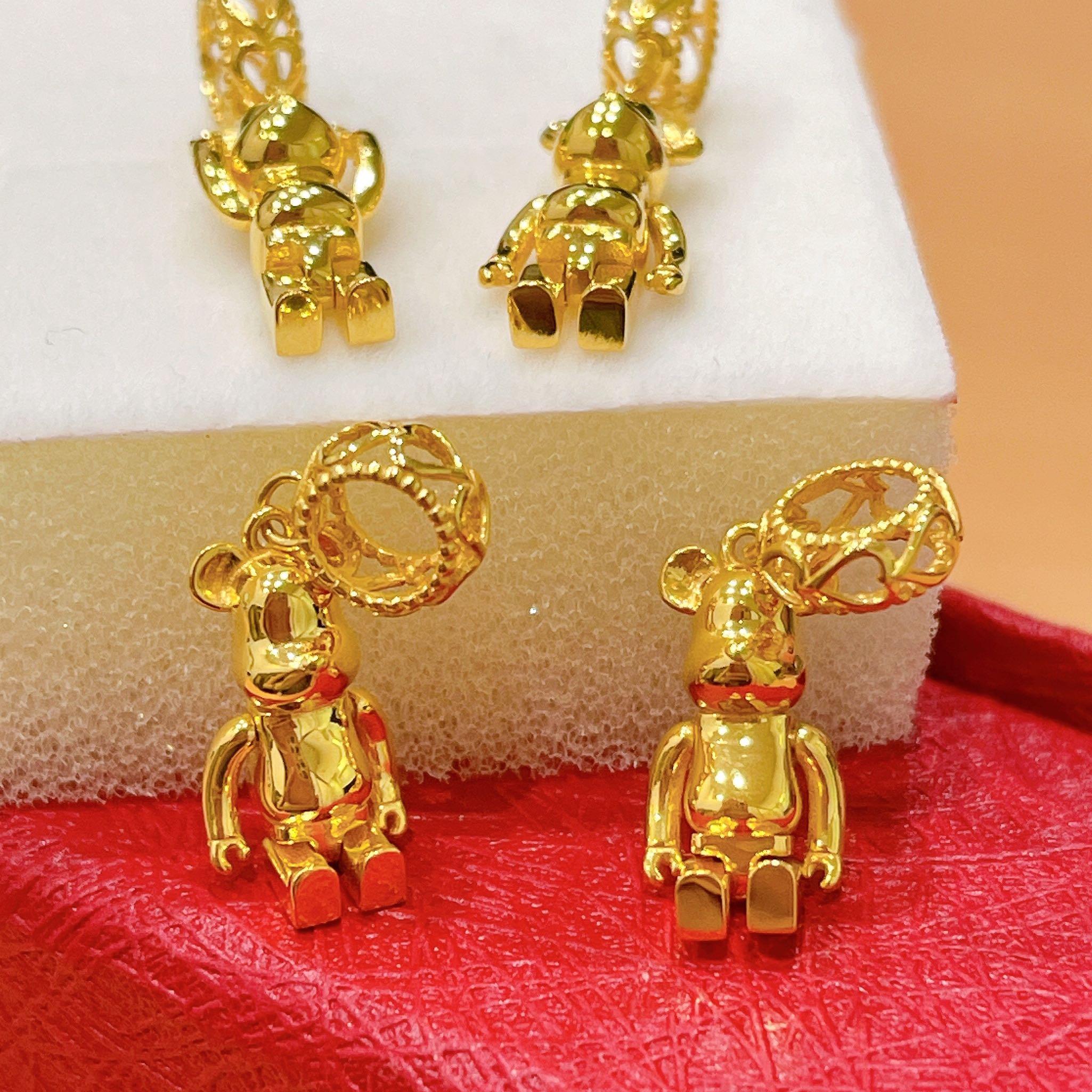Gold bear pendant top