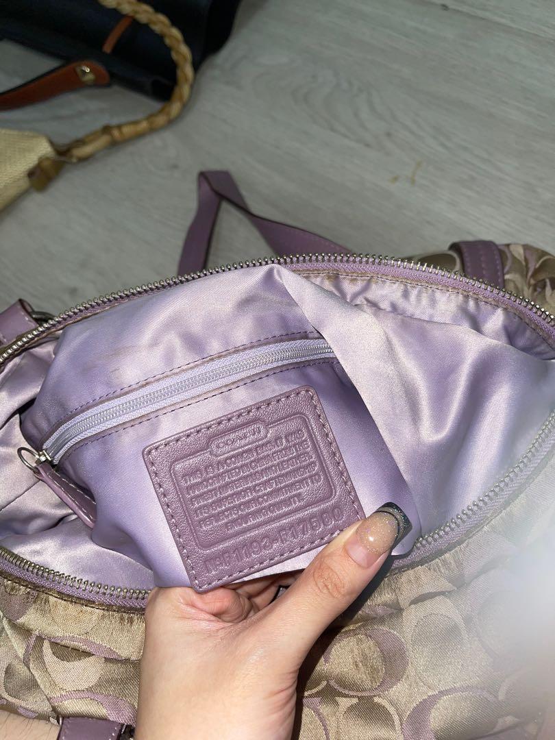 Coach Cross Body Bag (Category: Luxury Bags & Wallets) located in Apalit. Submitted by byebyeclutterph (Listing ID 1178773827, Image 3). Description: No damage, just dirty. .