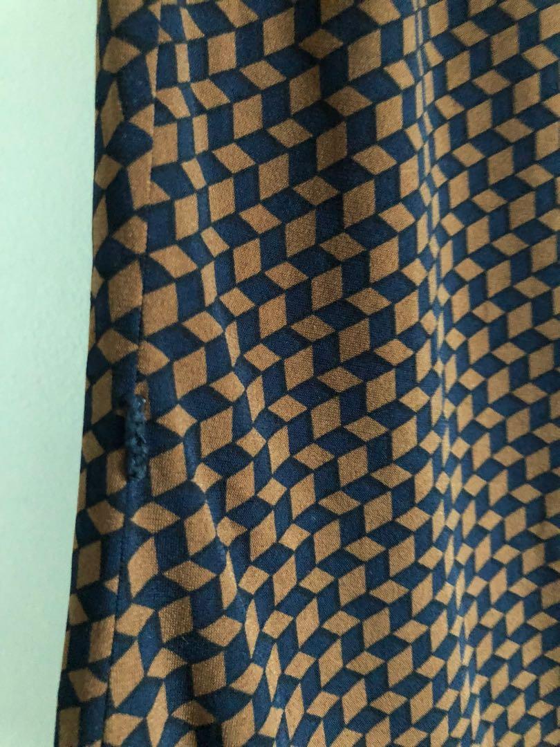 i.con Patterned Dress (Category: Dresses) located in Manila. Submitted by kmixed (Listing ID 1178756065, Image 2). Description: Belt no longer available. Dress itself still in good condition. Small on tag but fits small to medium frame best. RFS: Decluttering MOP: GCash or BPI Location: Mandaluyong City. Delivery via Lalamove or Grab, fee c/o buyer..