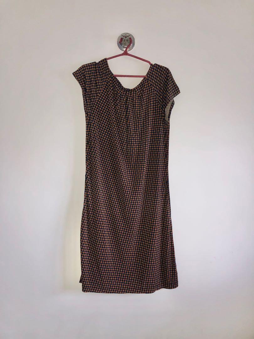 i.con Patterned Dress (Category: Dresses) located in Manila. Submitted by kmixed (Listing ID 1178756065, Image 1). Description: Belt no longer available. Dress itself still in good condition. Small on tag but fits small to medium frame best. RFS: Decluttering MOP: GCash or BPI Location: Mandaluyong City. Delivery via Lalamove or Grab, fee c/o buyer..