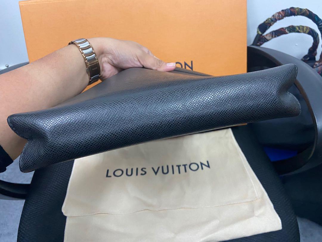 LOUIS VUITTON VOYAGE TAIGA COWHIDE LEATHER POCHETTE BAG