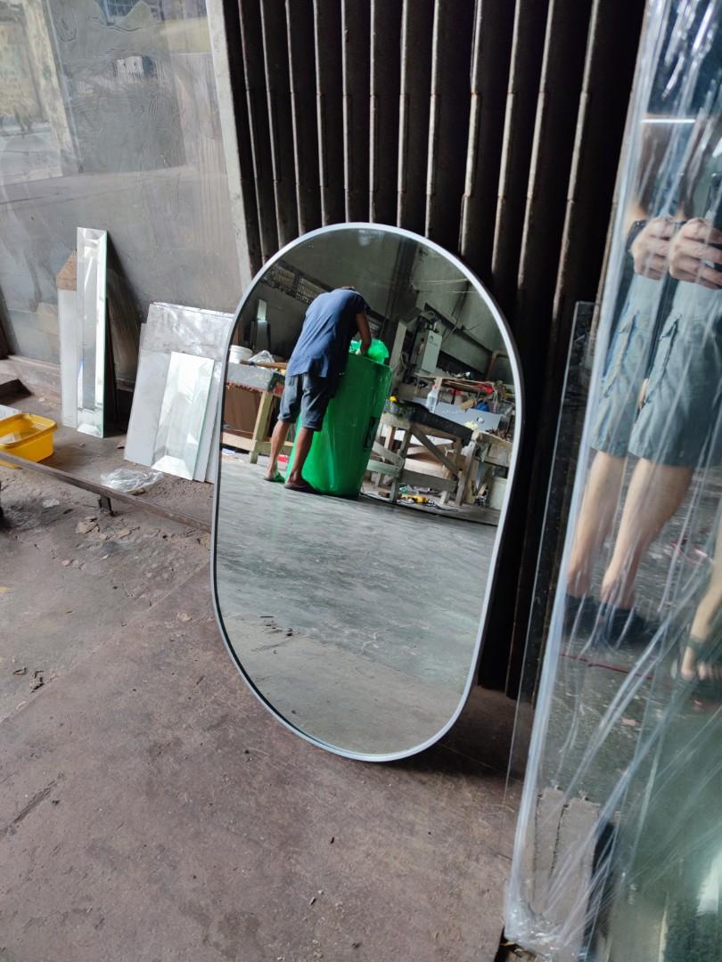 Oval mirror with frame (Category: Mirrors) located in Malabon City. Submitted by mirrors.ph (Listing ID 1178682520, Image 2). Description: Oval mirror with silver aluminum frame and plywood backing. Using 6mm thick copper free lead free mirror Size: 1.5ft x 2.5ft P1012.50 Add P200 if with back hook. Available colors gold, glossy black, matte black, white and silver aluminum frame. Customize sizes and shapes are welcome..