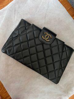 Pouch Ch*n*l - preloved thriftshop