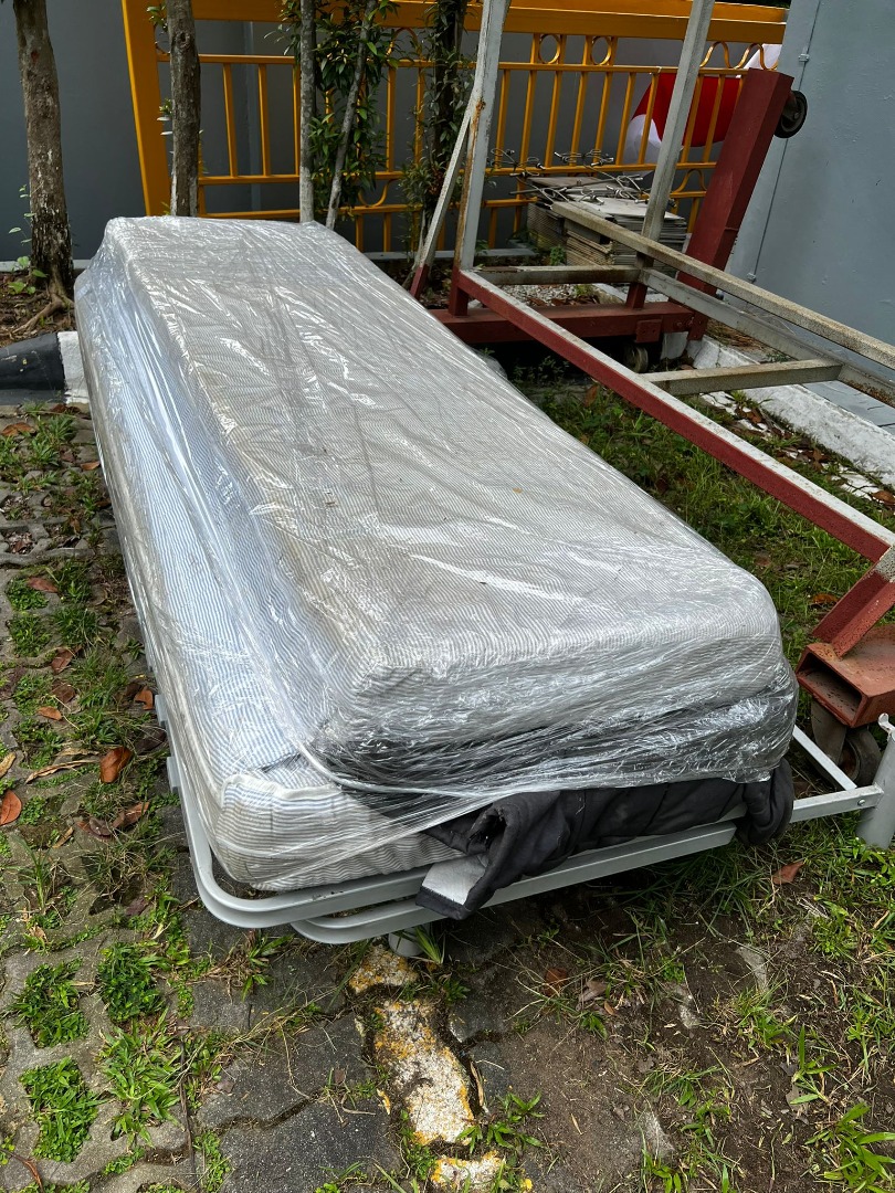 Roll Away Foldable Bed Frame with Mattress with Castor Wheels