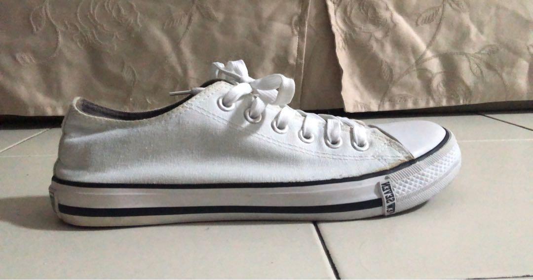 white off brand sneakers EU 42