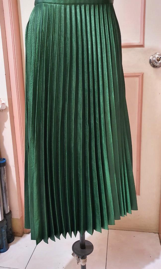 Zara Green pleated skirt, Women's Fashion, Bottoms, Skirts on Carousell
