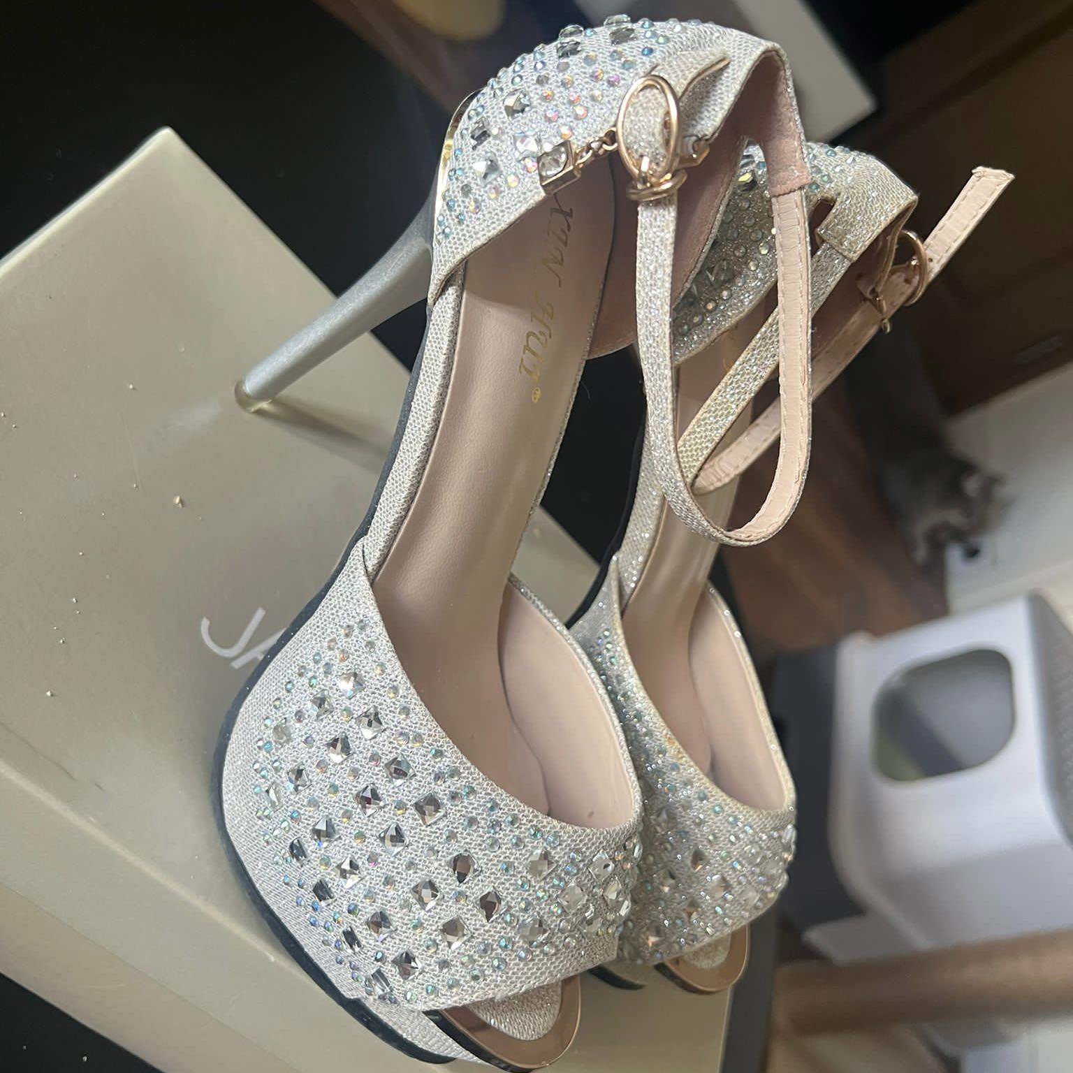 元朗富達廣場交收銀色閃石高踭鞋silver heels / size 37 著過3次不連鞋盒shoe box NOT included, 女裝, 鞋,  高跟鞋- Carousell