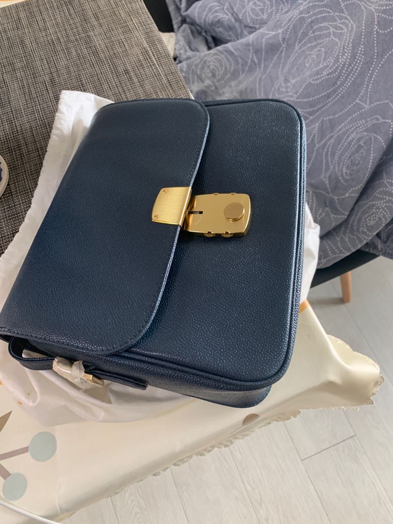 Brand new Singapore airlines bag clutch bag, Women's Fashion, Bags & Wallets, Clutches on Carousell