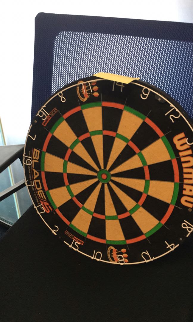 Dartboard and mat 飛標盤, 運動產品, 其他運動配件 Carousell