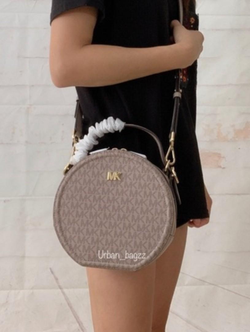 Michael Kors Delaney cross body bag (Category: Cross-body Bags) located in Cainta. Submitted by condoandstuff (Listing ID 1178943713, Image 2). Description: MK Bag Original from U.S Michael Kors Delaney Medium Canteen Crossbody.