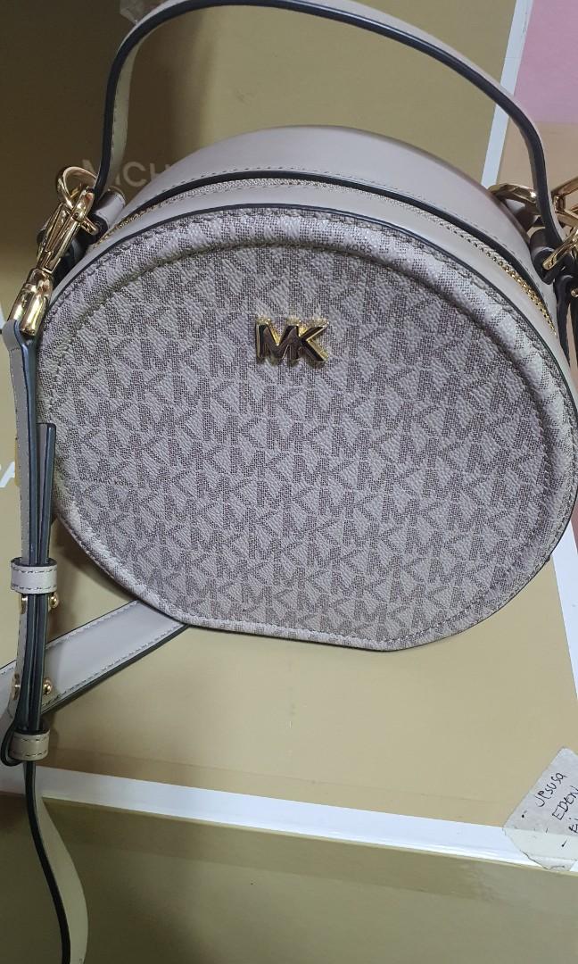 Michael Kors Delaney cross body bag (Category: Cross-body Bags) located in Cainta. Submitted by condoandstuff (Listing ID 1178943713, Image 3). Description: MK Bag Original from U.S Michael Kors Delaney Medium Canteen Crossbody.