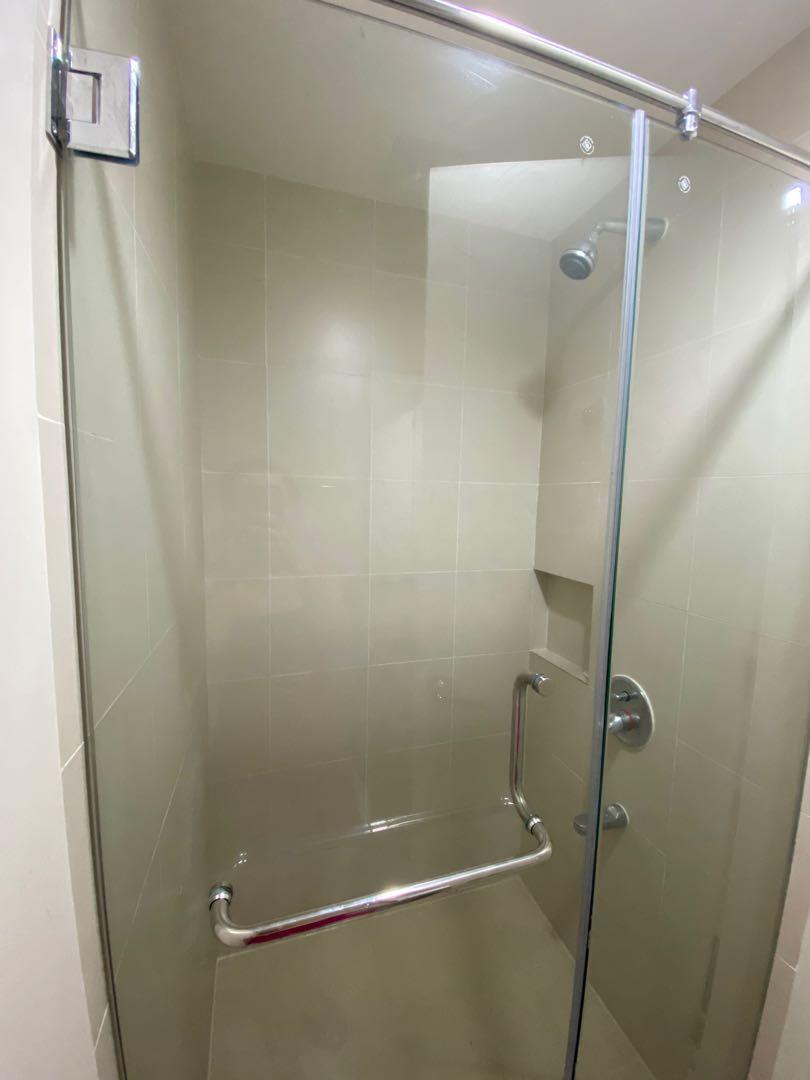 For Sale: The Grove By Rockwell (Category: Apartments & Condos) located in Pasig City. Submitted by yelasa (Listing ID 1179070965, Image 1). Description: Unit is for lease: High zone floor with unobstructed view Fully Furnished— Brandnew bed & mattress, brandnew Elba electric range with oven, unit comes with multipoint heater in kitchen sink, bathroom sink and shower, full shower enclosure, aircon and refrigerator For sale! Amenities: 24-hour Sec