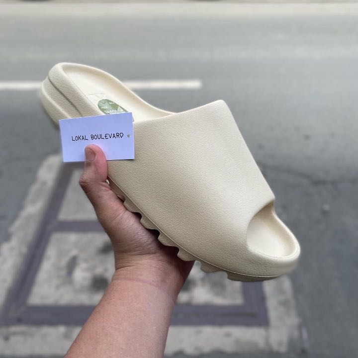 SIZE 12 Yeezy Slide Bone 2022 Release, Men's Fashion, Footwear, Sneakers on  Carousell