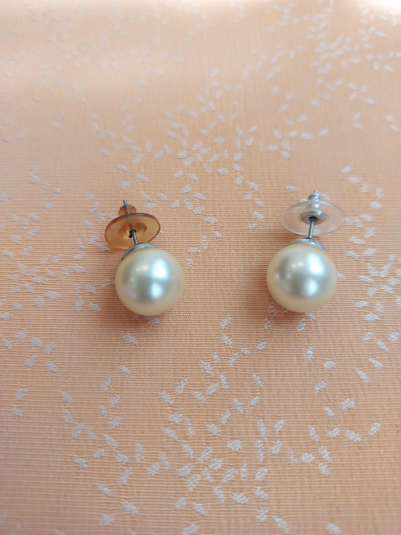 Matching pearl necklace and earrings outlet
