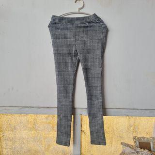 Celana hitam putih