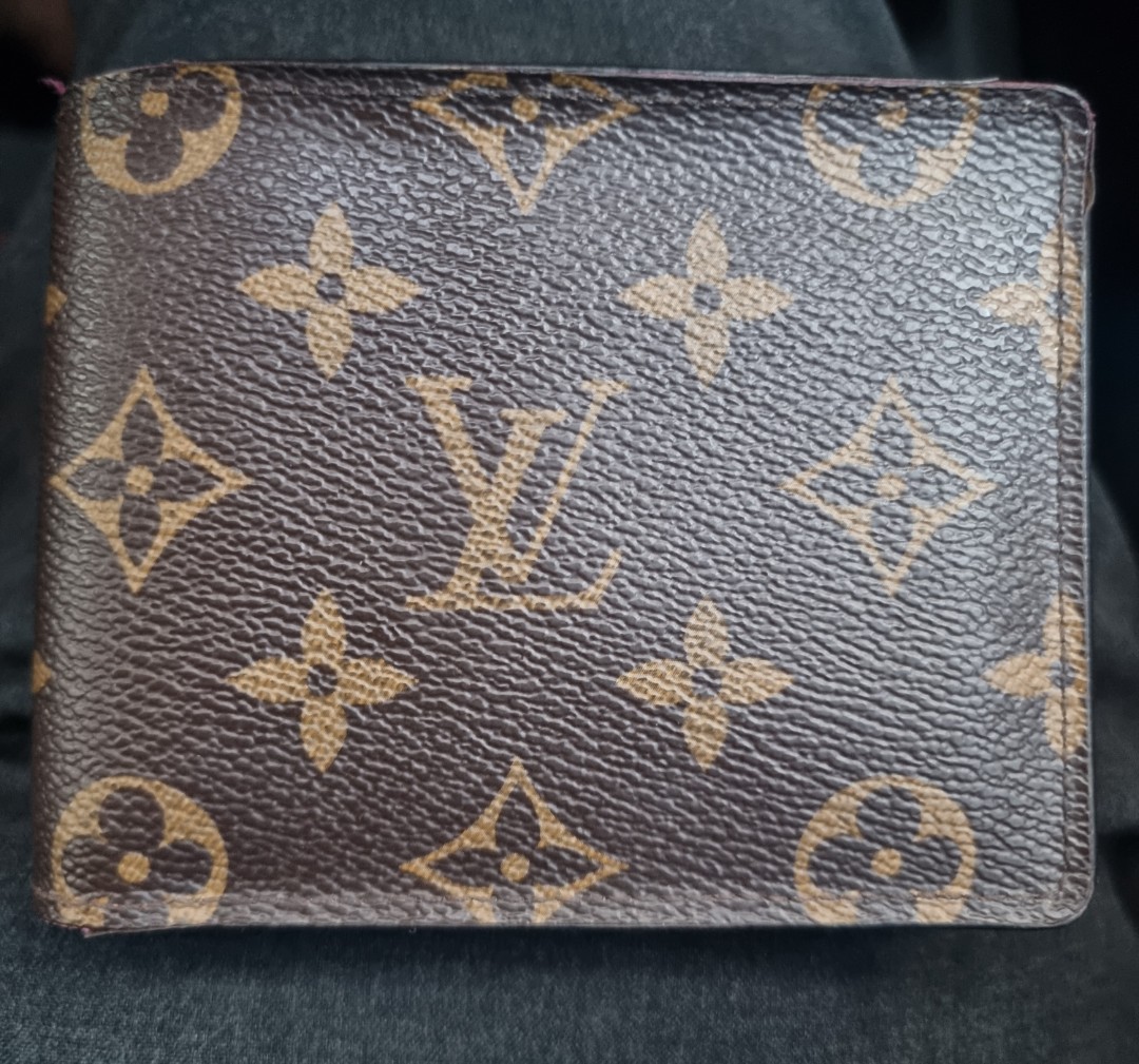 Authentic LV Louis Vuitton Damier Graphite Amerigo Mens Wallet, Men's  Fashion, Watches & Accessories, Wallets & Card Holders on Carousell