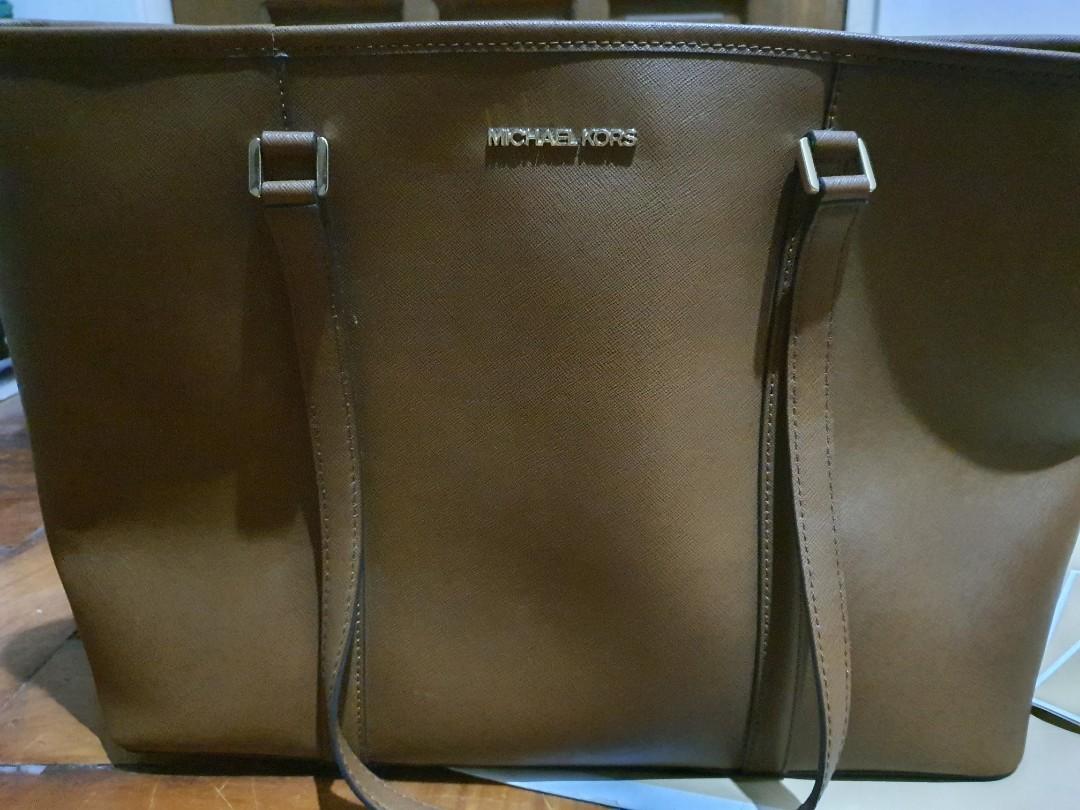 Michael Kors Jet Set Travel (Medium) Tote Bag (Category: Tote Bags) located in Dasmarinas. Submitted by jdc3173 (Listing ID 1179209625, Image 2). Description: Bought the bag from trunc.com BRAND NEW. Selling half of the price. AUTHETIC..