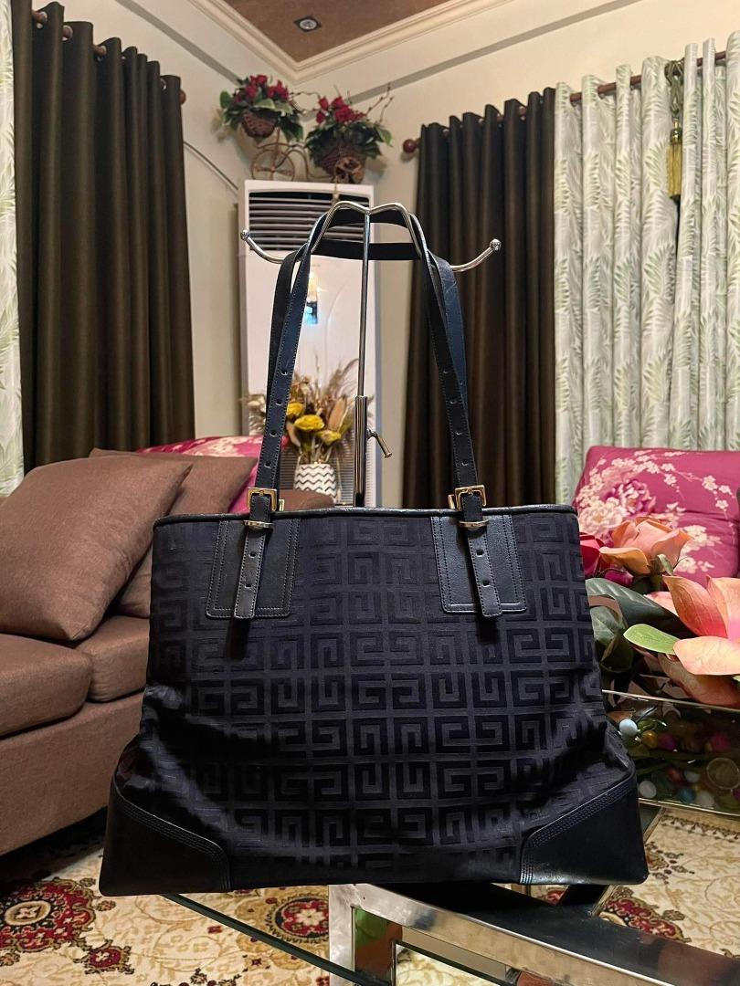 Preloved Authentic Givenchy Tote (Category: Luxury Bags & Wallets) located in Manila. Submitted by brhienlareza (Listing ID 1179209017, Image 1). Description: Preloved Givenchy Tote.