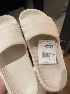 Adidas adilette 22 Slides Grey BNIB, Men's Fashion, Footwear, Flipflops and  Slides on Carousell
