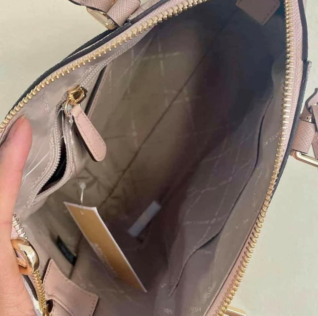 🇺🇲Authentic Michael Kors Medium Ciara Messenger🇺🇲 (Category: Luxury Bags & Wallets) located in Santa Cruz. Submitted by janelovebagswatchesshoesph (Listing ID 1179365067, Image 3). Description: Saffiano leather Top zip closure Double top handles, adjustable removable shoulder cross body strap Interior : 1 slip pocket, 1 zip secure pocket. Signature lining, front logo and gold hardware; Bottom 9.1 Top 11 L x 7.8 H x 3.9 D.