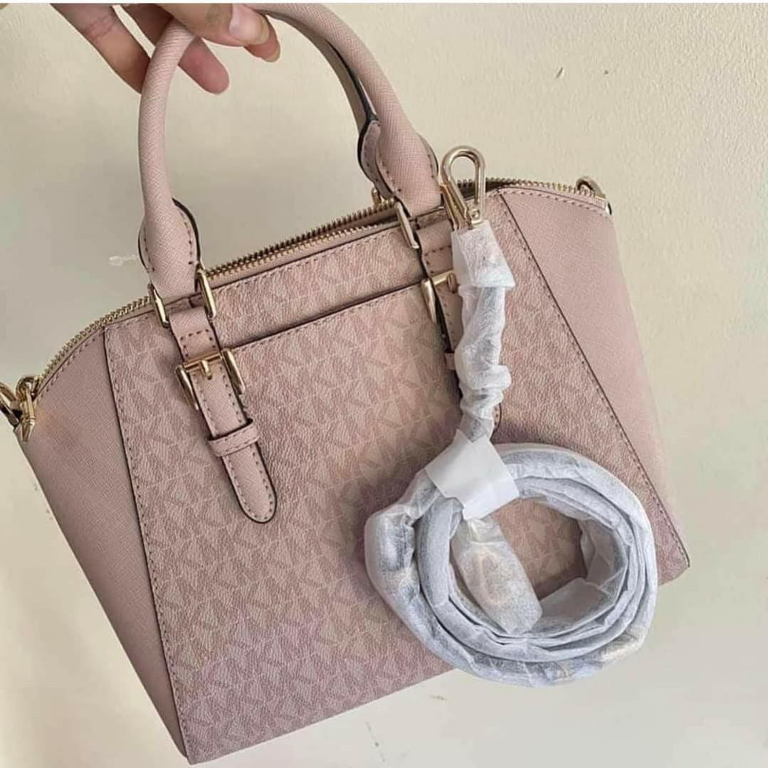 🇺🇲Authentic Michael Kors Medium Ciara Messenger🇺🇲 (Category: Luxury Bags & Wallets) located in Santa Cruz. Submitted by janelovebagswatchesshoesph (Listing ID 1179365067, Image 2). Description: Saffiano leather Top zip closure Double top handles, adjustable removable shoulder cross body strap Interior : 1 slip pocket, 1 zip secure pocket. Signature lining, front logo and gold hardware; Bottom 9.1 Top 11 L x 7.8 H x 3.9 D.