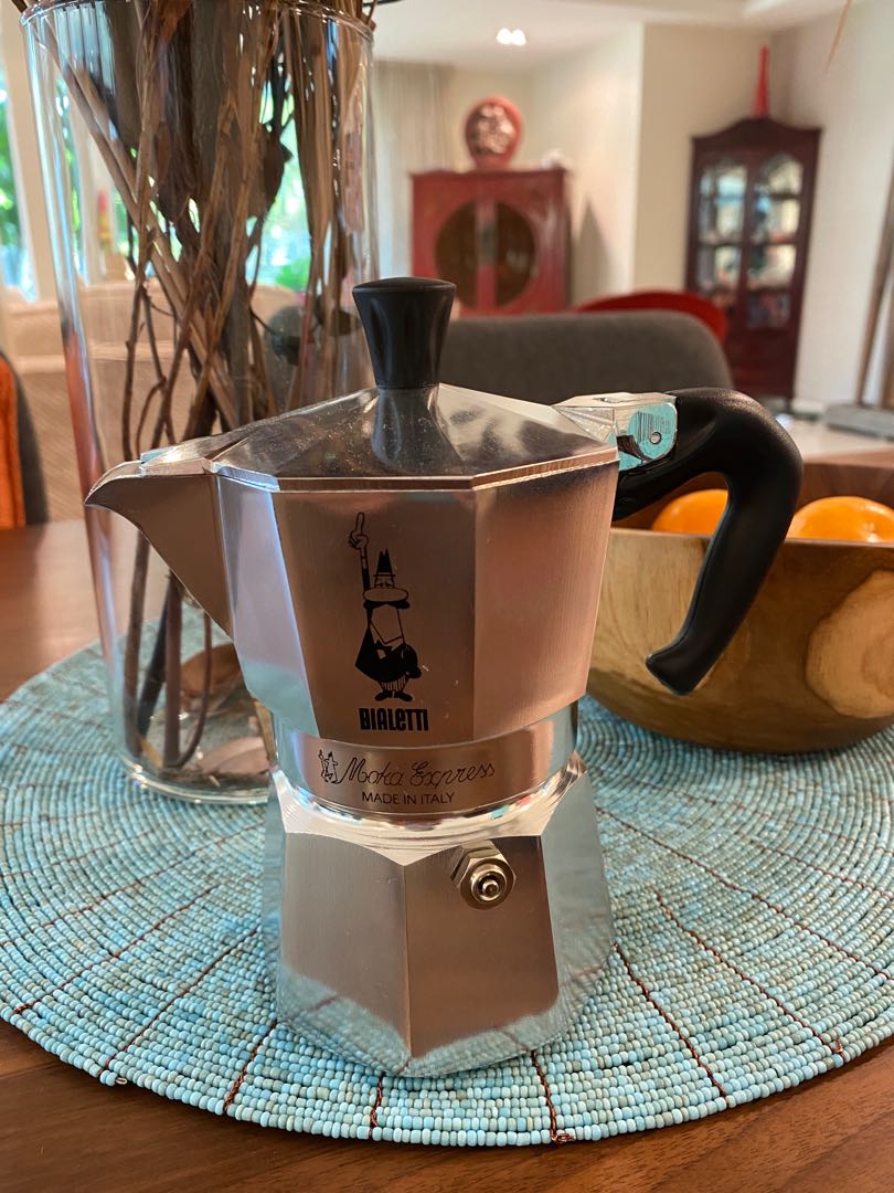 https://media.karousell.com/media/photos/products/2022/8/18/bialetti_moka_express_silver_3_1660821232_65d0342b.jpg