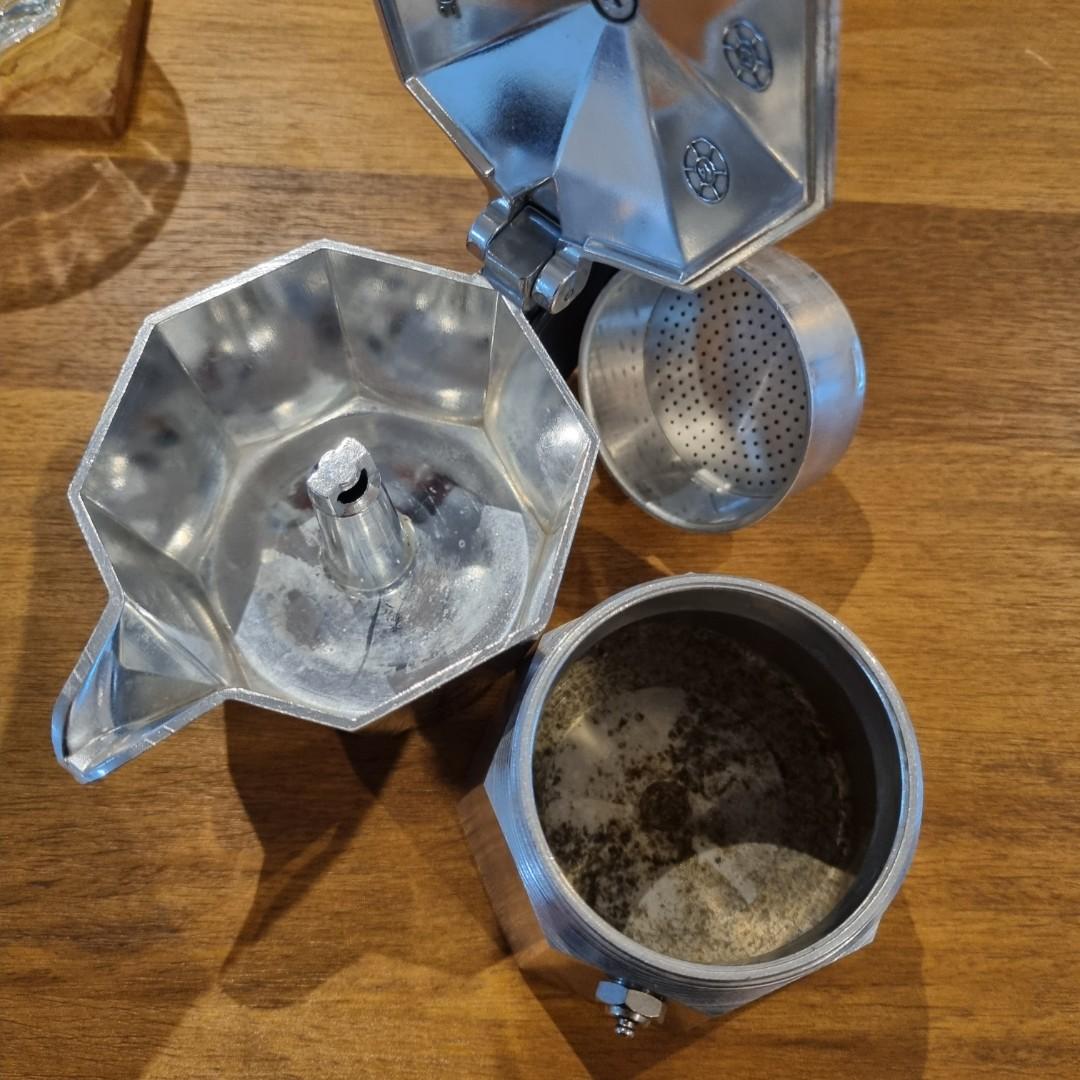 Bialetti Moka Pot Moka Express made in italy, TV & Home Appliances, Kitchen Appliances, Coffee