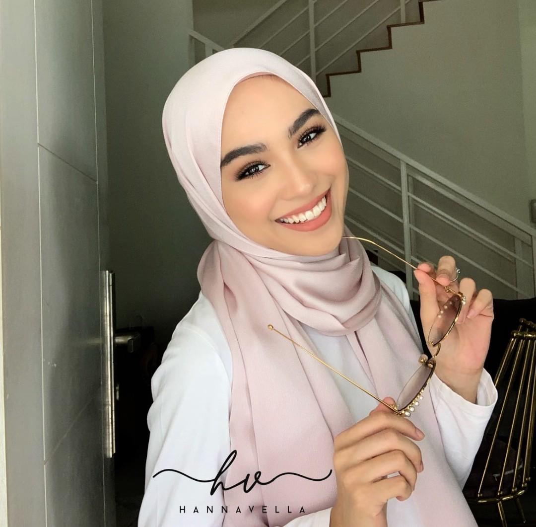 Hnnvella plain satin shawl