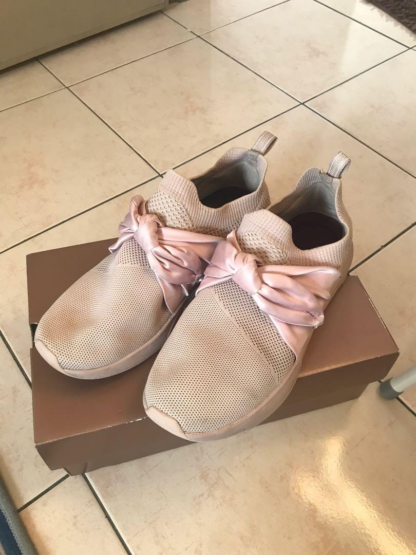 Skechers online pink ribbon