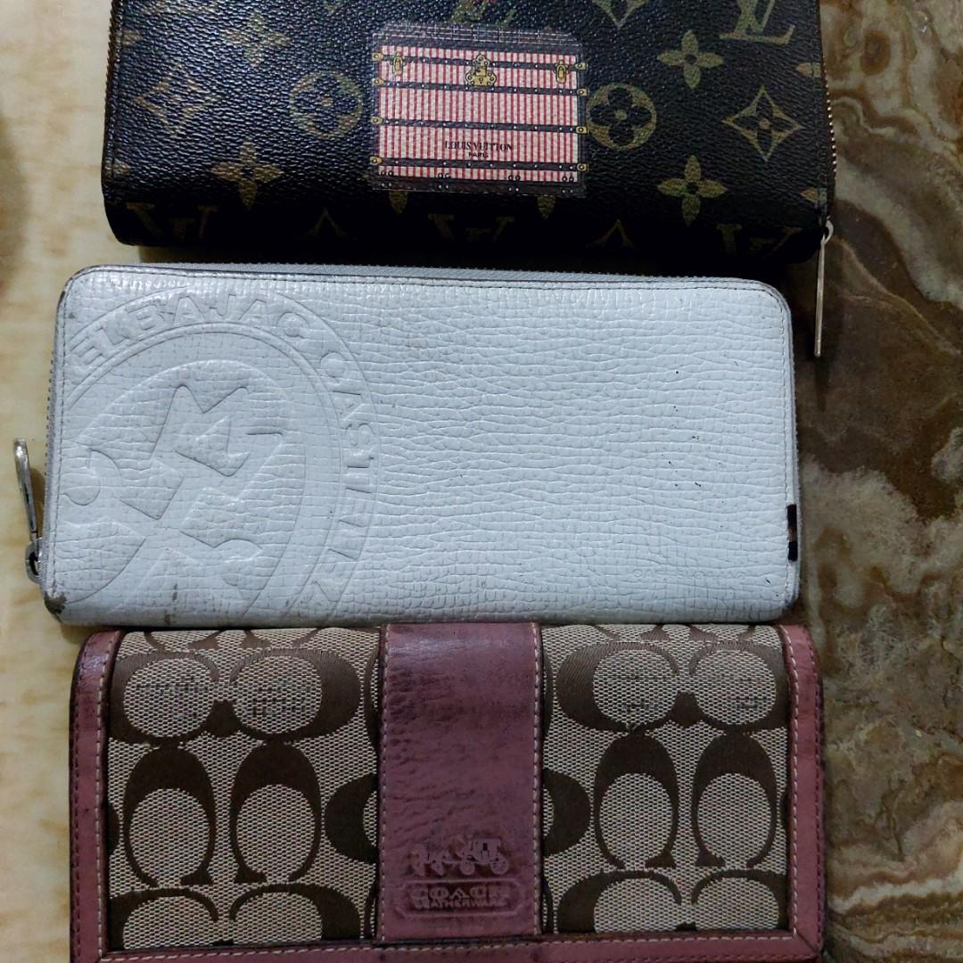 Take all for 999 coach lv castel wallet bundle (Category: Wallets & Card holders) located in Imus. Submitted by glenda007 (Listing ID 1179299339, Image 1). Description: bundle wallet.