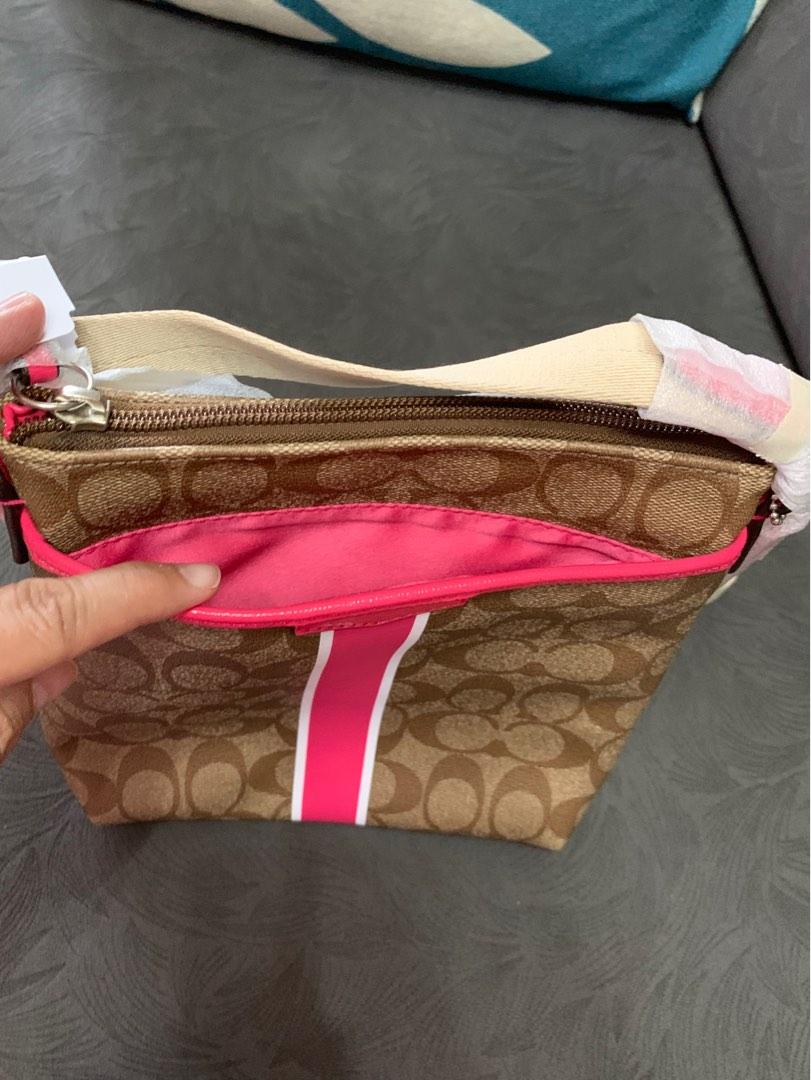 coach signature strap pvc swing pack (Category: Luxury Bags & Wallets) located in Quezon City. Submitted by neth_746 (Listing ID 1179519569, Image 3). Description: .