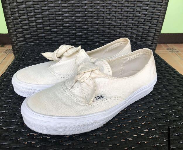 Vans with shop a bow