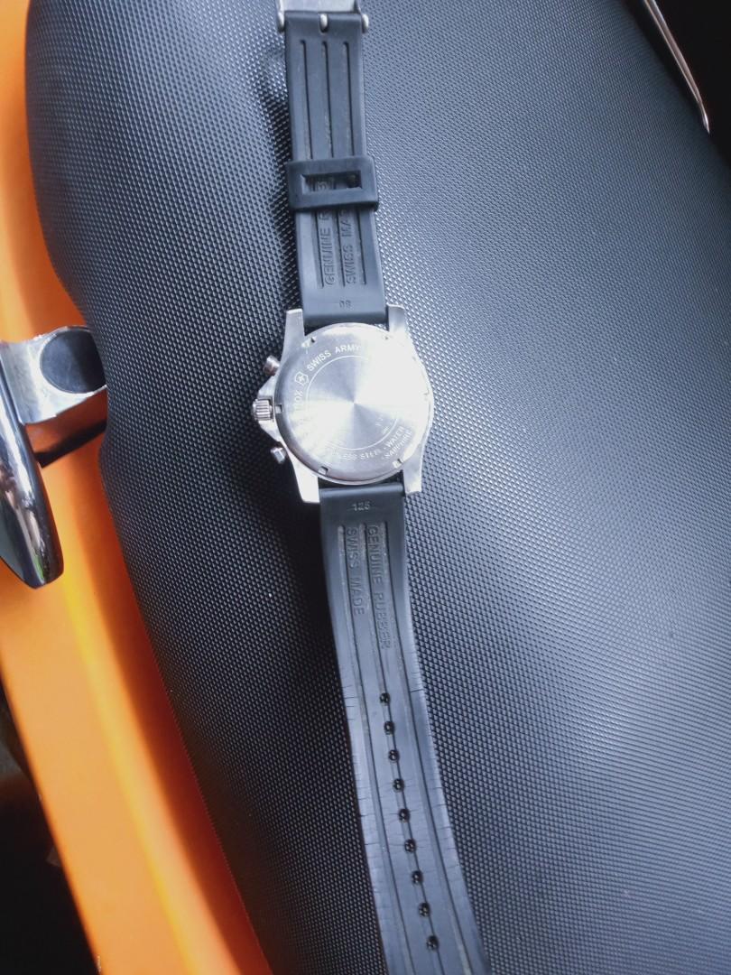 victorinox swiss army (Category: Luxury Watches) located in Pasay City. Submitted by edecer (Listing ID 1179503043, Image 3). Description: .