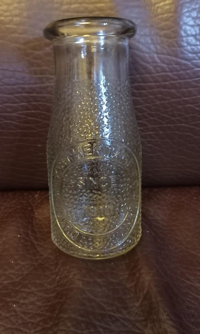 DAIRY MILK BY HERITAGE COMPANY SINCE 1810 (凸字版） 牛奶瓶, 其他, 其他 Carousell